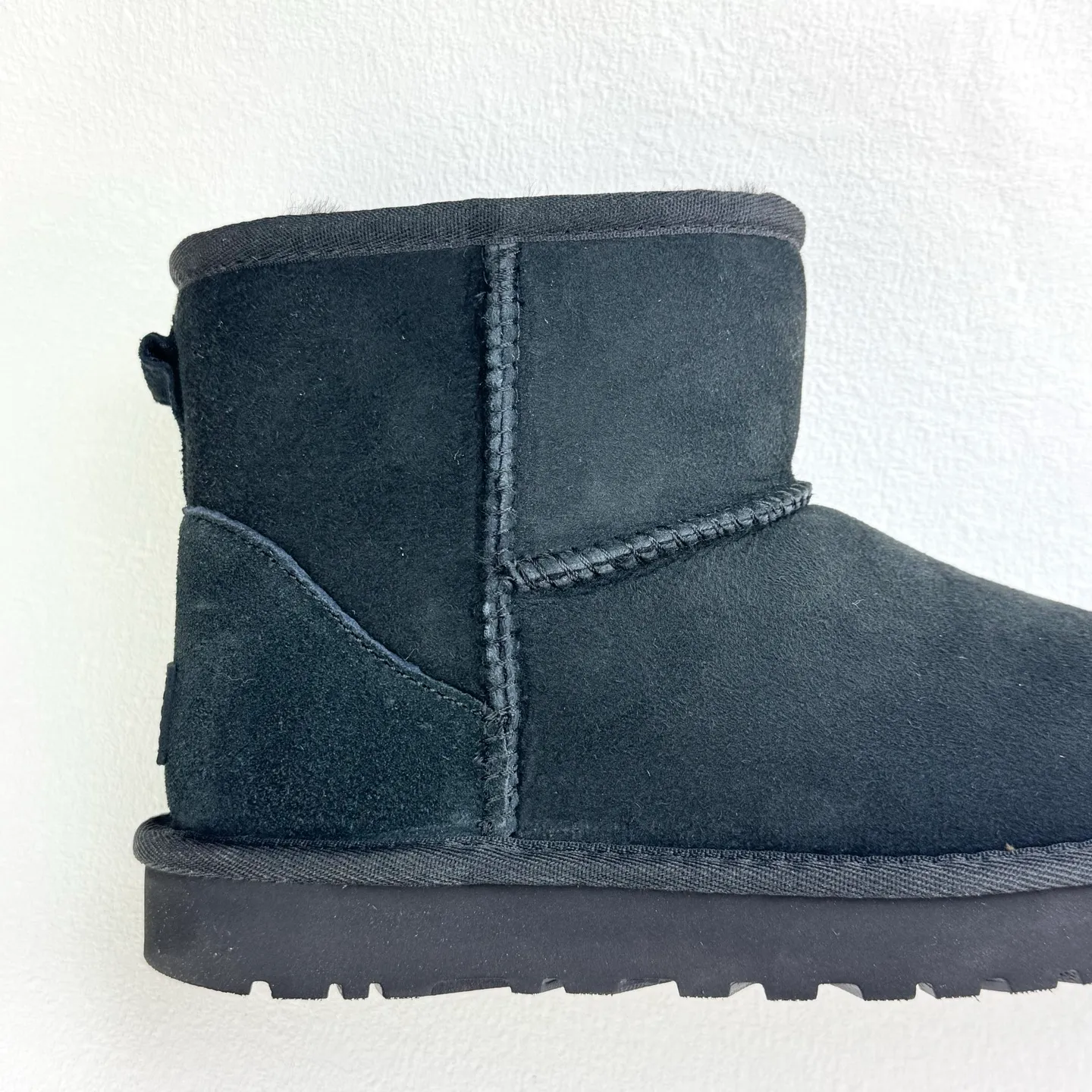 💰360 6222 Classic Mini II Mini classic short boots 2.0 Shoe shaft height: about 14CM Upper: Made of 17mm fur-integrated sheepskin, with a pre-treated water-repellent and anti-fouling coating Insole: 17mm sheepskin insole Sole: Treadlite by UGG™ light wing technology outsole - non-slip, cushioning, wear resistance, and good elasticity Heel: Leather heel label with embossed brand LOGO Size:35 36 37 38 39 40